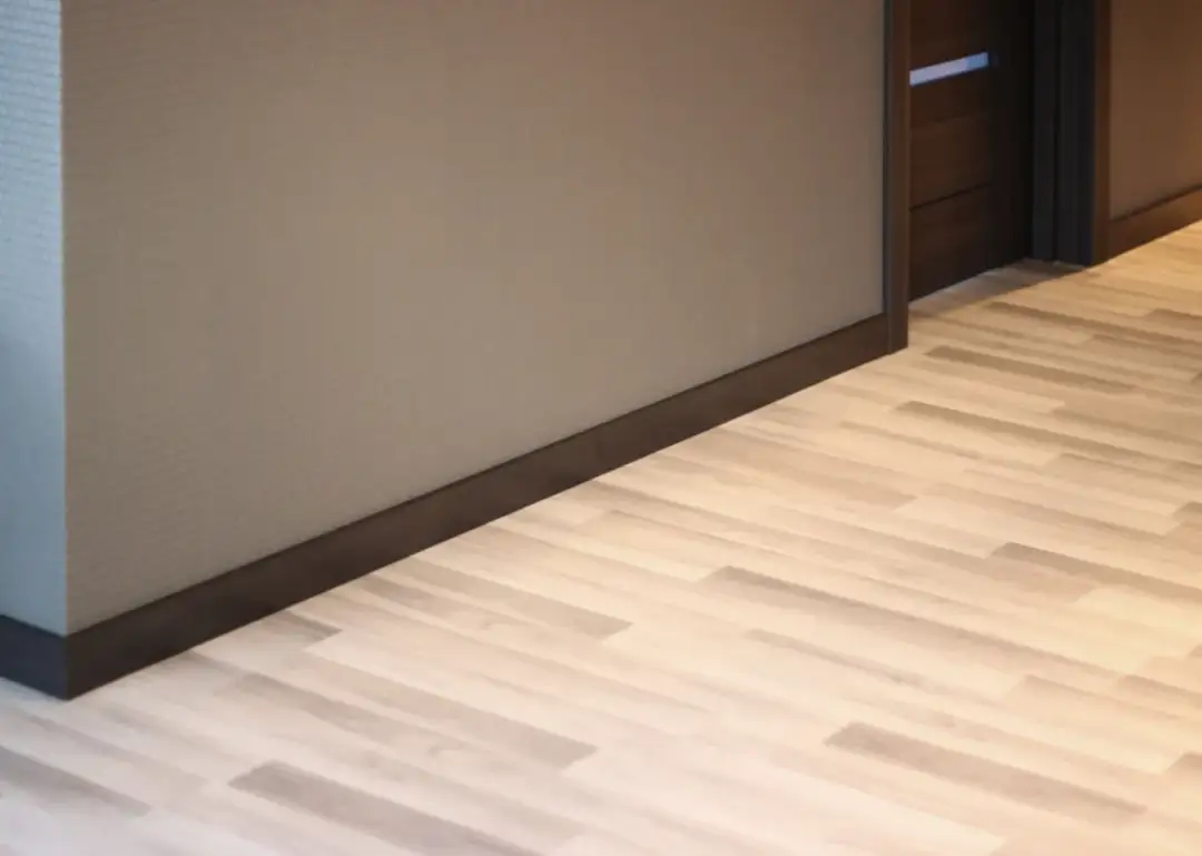 Listwy przypodłogowe do paneli: Jak wybrać i nie żałować?