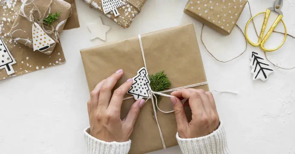 Jak zapakować prezent o nieregularnym kształcie? Proste triki DIY