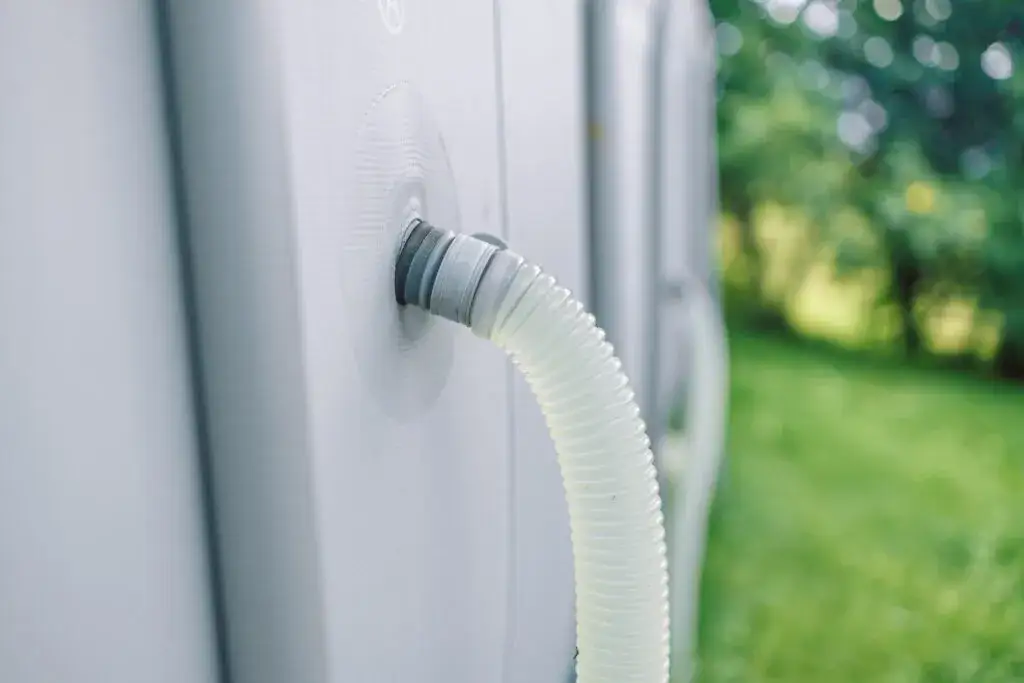 Jak spuścić wodę z basenu ogrodowego? Skuteczne metody i porady