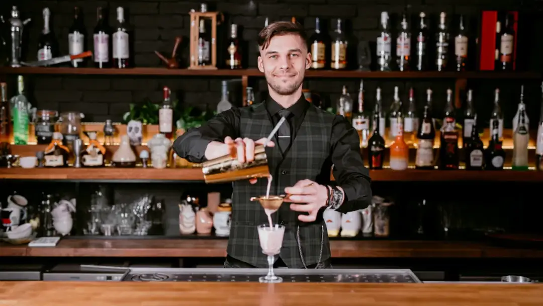 Ile kosztuje kurs barmana? Sprawdź ceny i opcje szkolenia