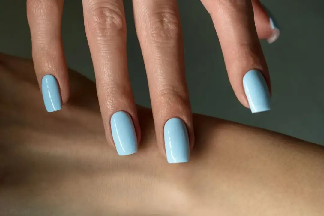Co oznacza niebieski kolor paznokci – symbolika, trendy i stylizacje