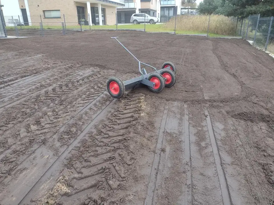 Równiarka do ziemi ręczna: Idealnie płaski trawnik bez wysiłku?