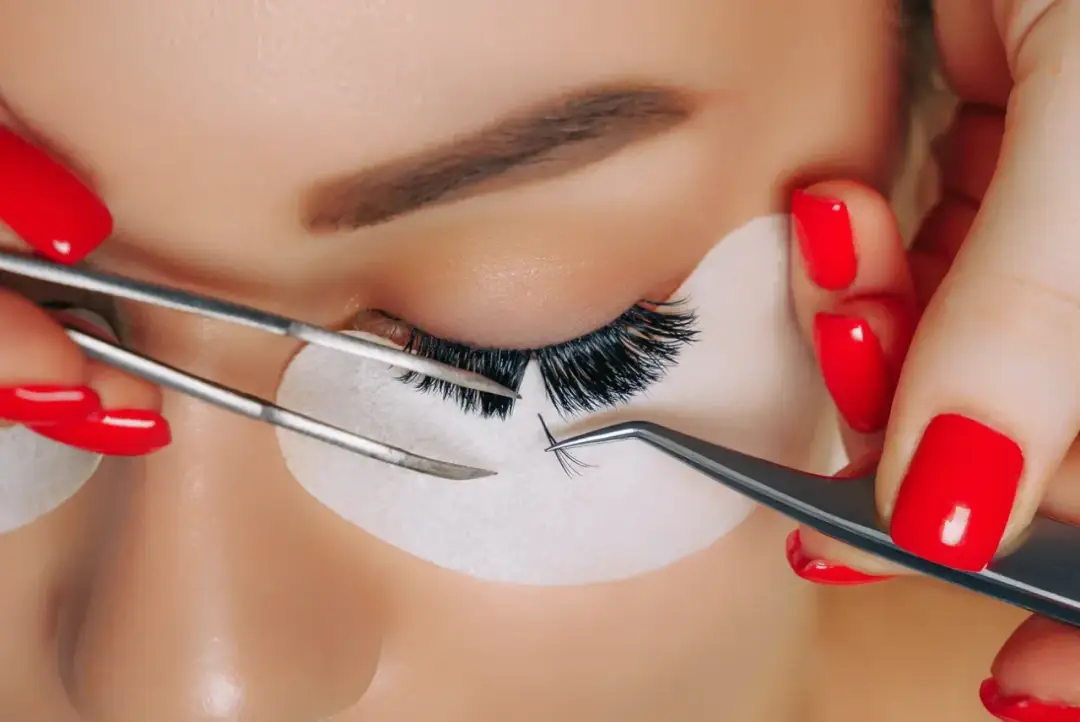 Co ile trzeba uzupełniać rzęsy, aby uniknąć ich wypadania?