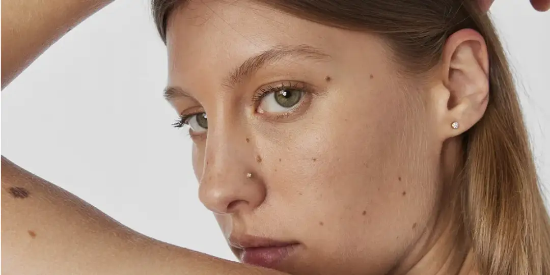 Jak ukryć kolczyk w nosie: 5 skutecznych metod na dyskretny wygląd