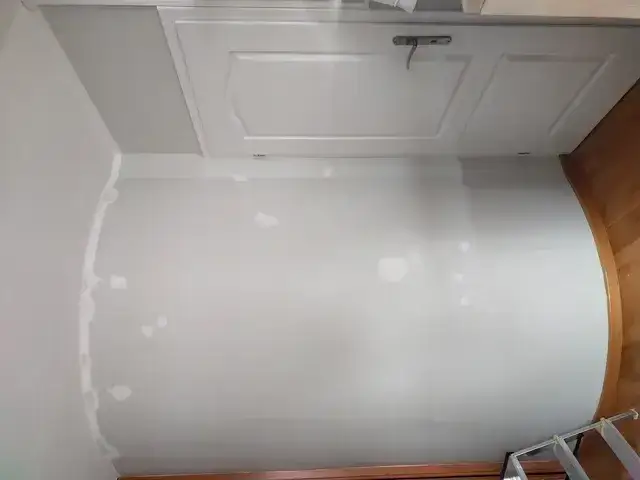 Jak wygładzić ściany po zerwaniu tapet i uniknąć problemów z malowaniem