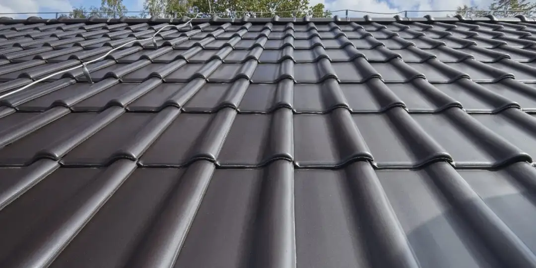 Dachówka Wienerberger czy Roben? Porównanie, które zaskoczy inwestorów.