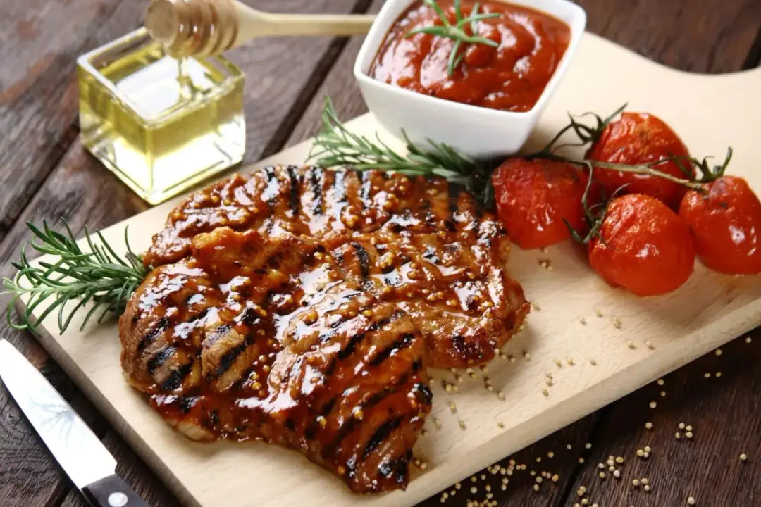 Ile gram mięsa na osobę na obiad? Poznaj idealne porcje dla grupy