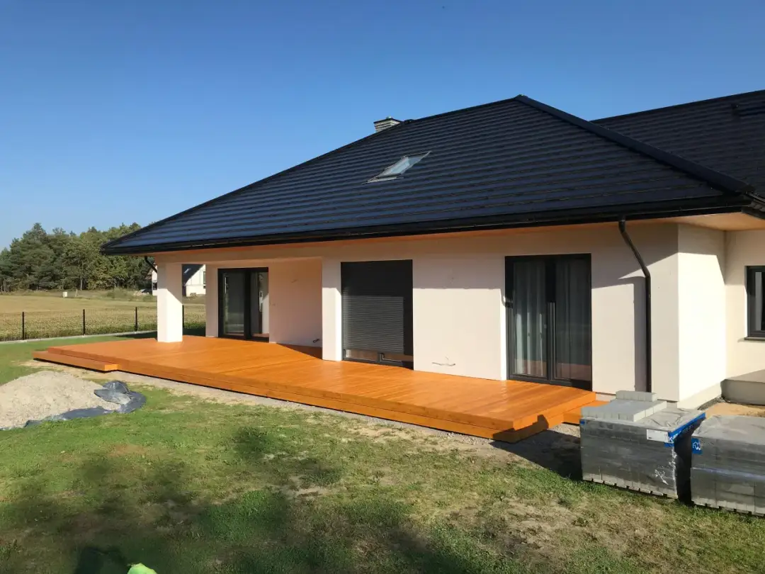 Świerk czy modrzew na taras – który wybór zapewni długowieczność?