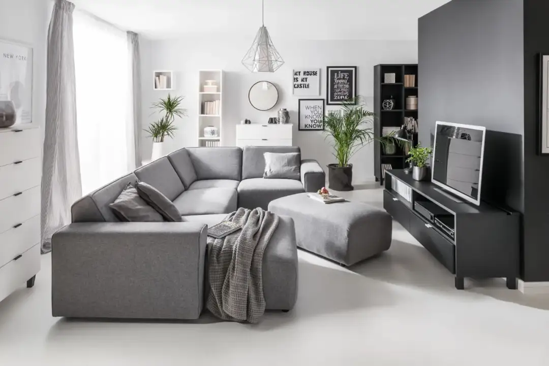 Jak urządzić salon w szarościach, by uniknąć zimnej atmosfery?