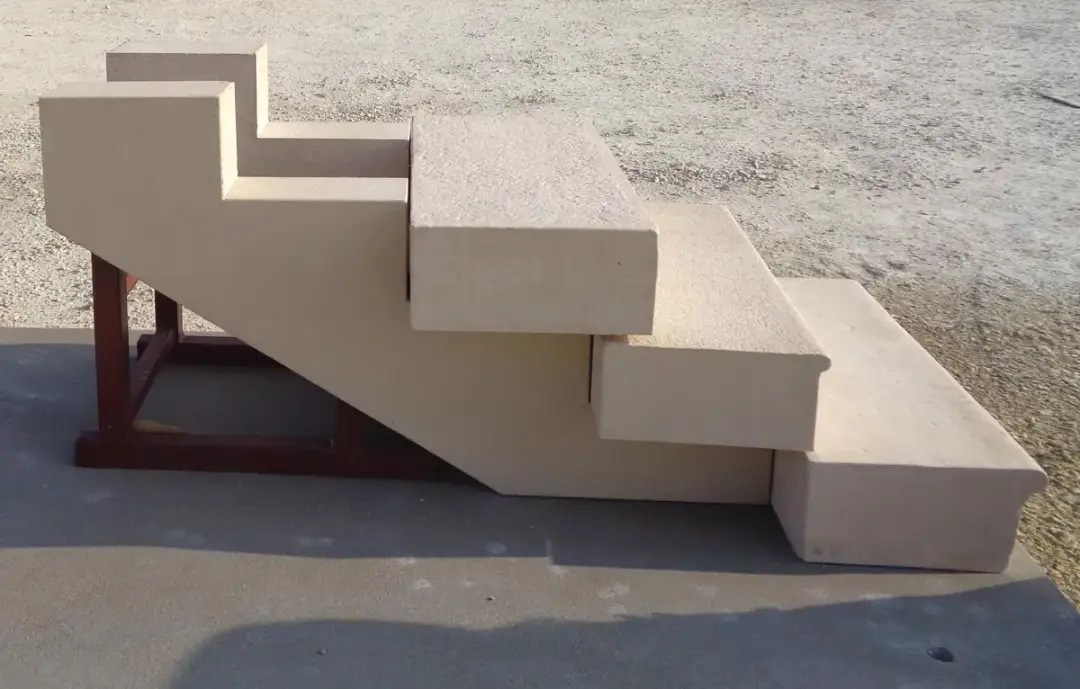 Construire un escalier en béton facilement avec un kit coffrage adapté