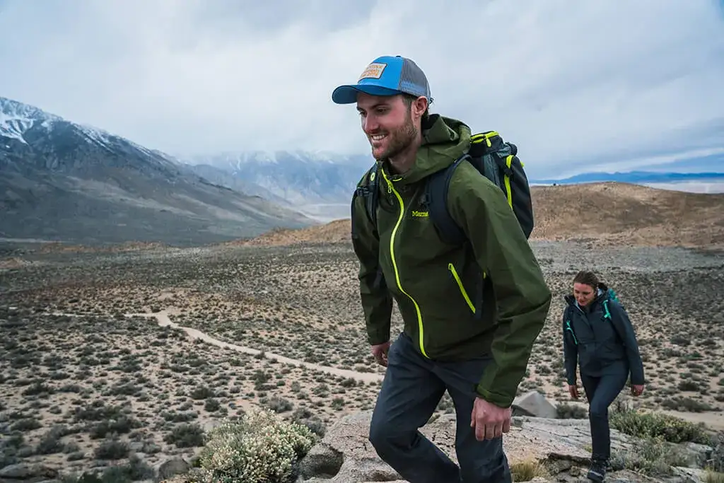 Jaką kurtkę przeciwdeszczową w góry wybrać, aby nie żałować?