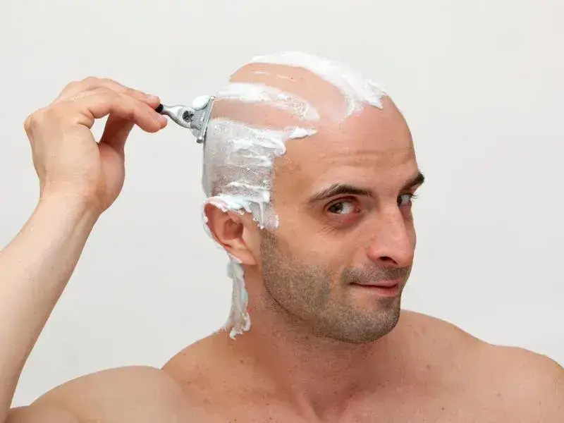Czy golenie twarzy powoduje większy zarost? Odkryj prawdę o mitach