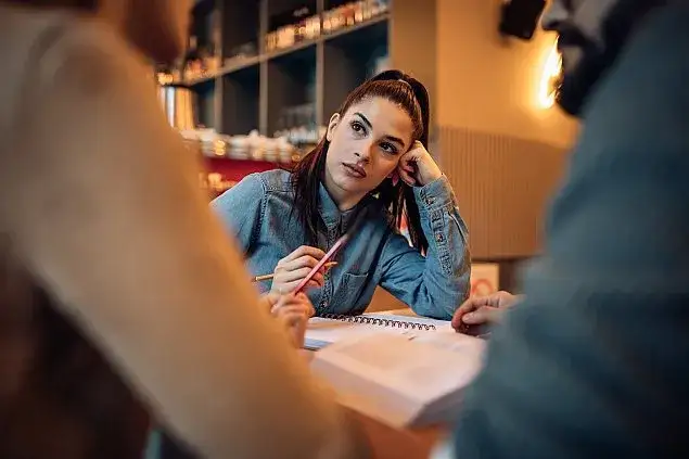 Nauczanie zaoczne co to? Jakie ma zalety i jak działa?