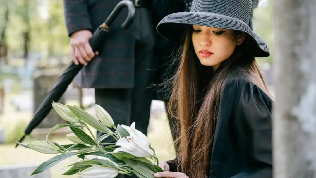 Co oznacza biała róża na pogrzebie? Symbolika, emocje i znaczenie