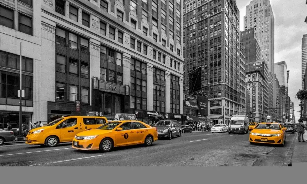 Ile kosztuje taxi za 100km? Sprawdź, by uniknąć wysokich opłat