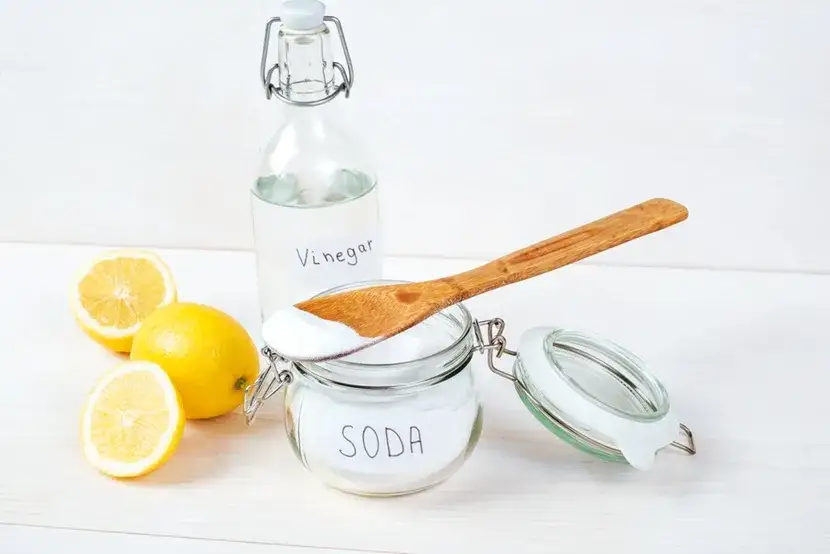 Skuteczne sposoby na usunięcie pleśni z kanapy i jej zapobieganie