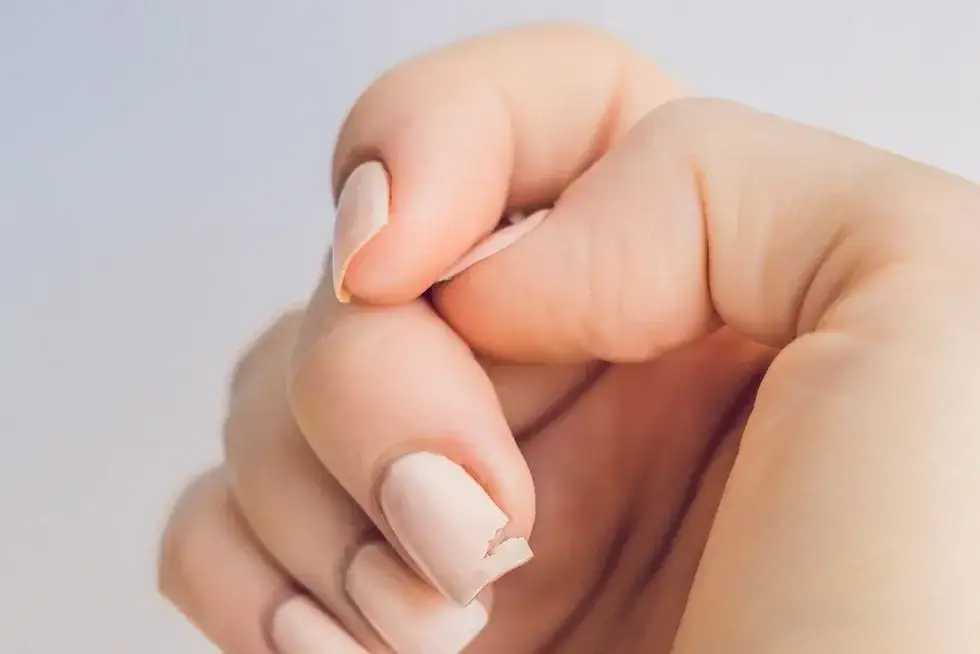 Jak skleić pęknięty paznokieć - skuteczne metody naprawy w domu