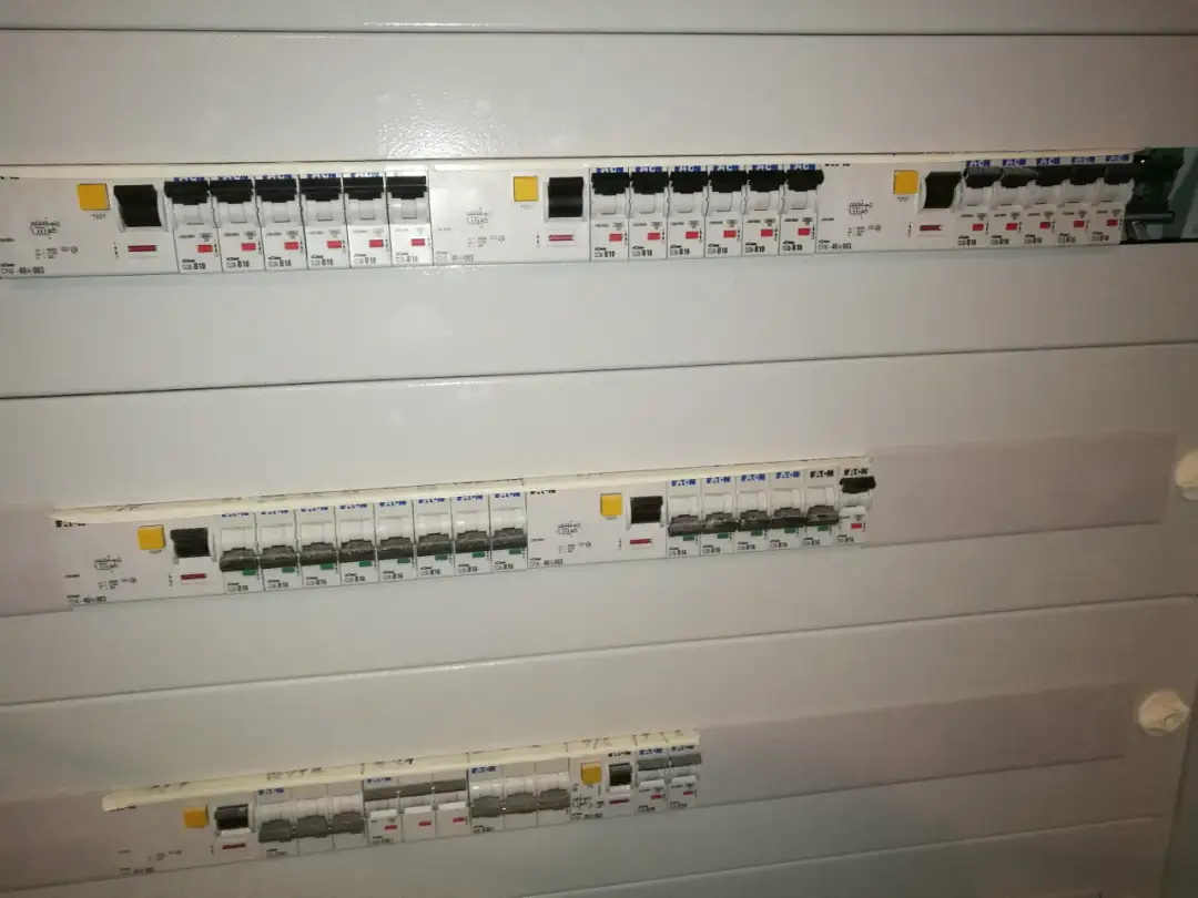 Różnicówka wybija w nocy? Odkryj przyczyny i sam zdiagnozuj problem!