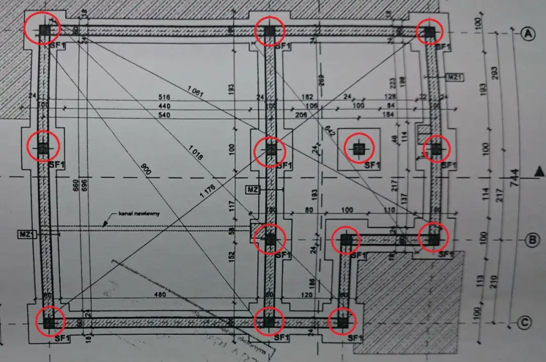 Plan konstrukcyjny z zaznaczonymi na czerwono słupami żelbetowymi i ich zbrojeniem.