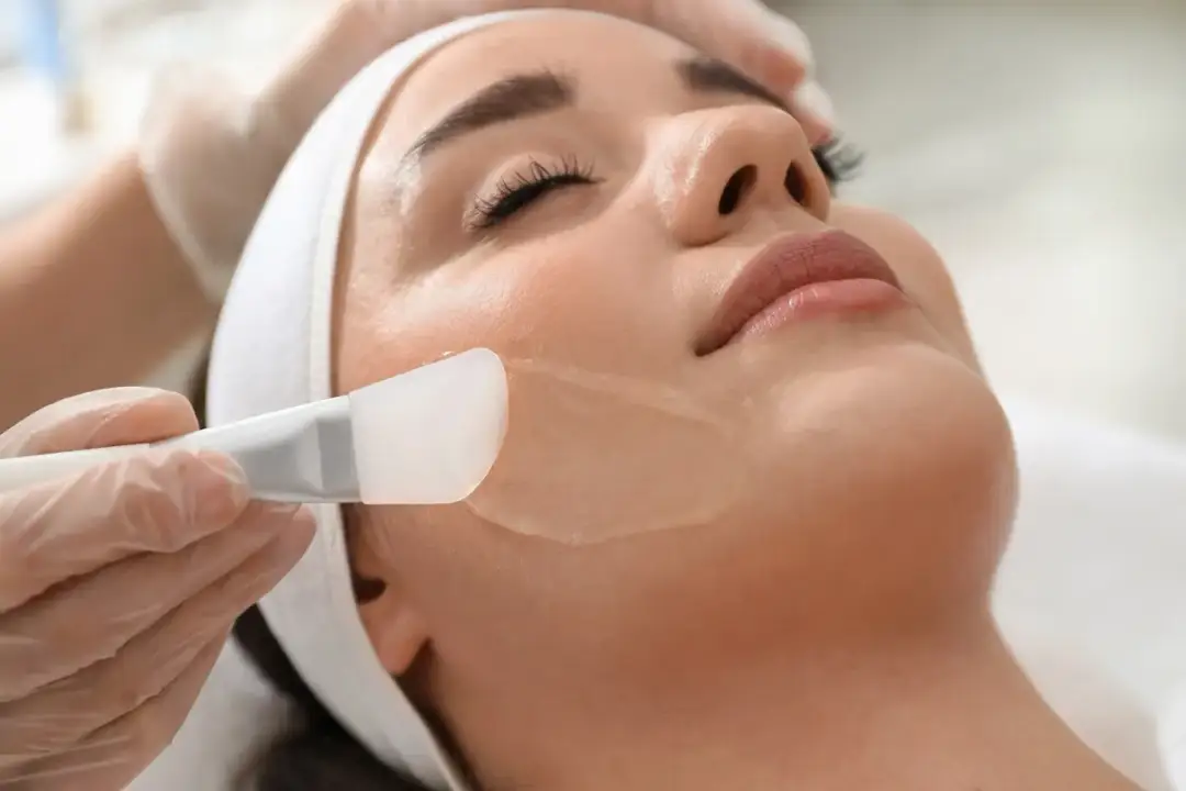 Jak stosować peeling do twarzy, aby uniknąć podrażnień i uzyskać gładką skórę
