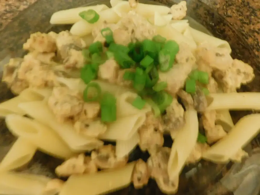 Pyszny makaron penne z kurczakiem i pieczarkami w 30 minut