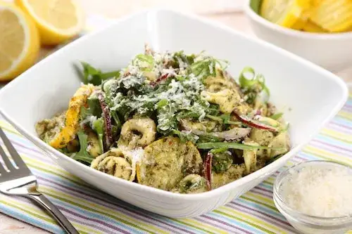 Tortellini z mięsem z czym podawać - najlepsze sosy i dodatki