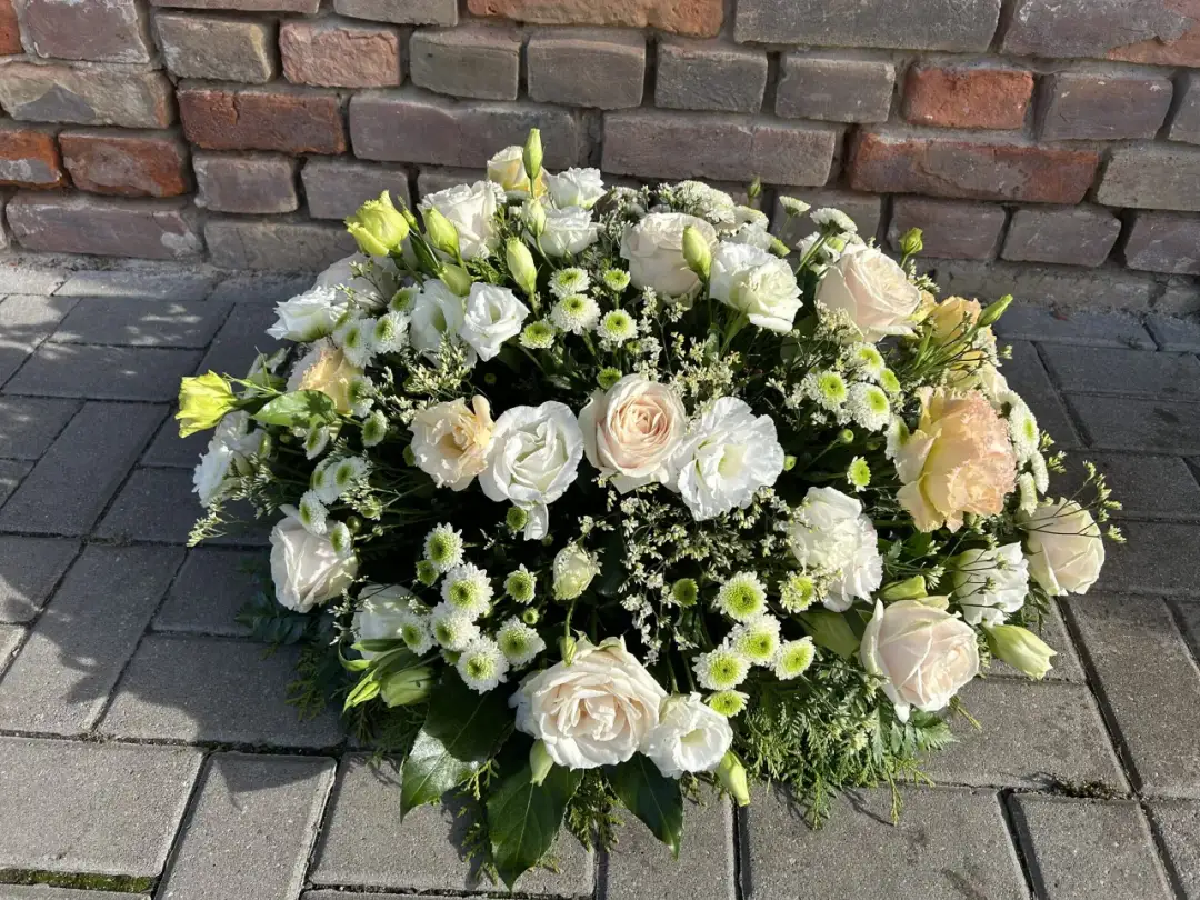 Ile kosztuje wiązanka na pogrzeb? Poznaj ceny i różnorodność opcji