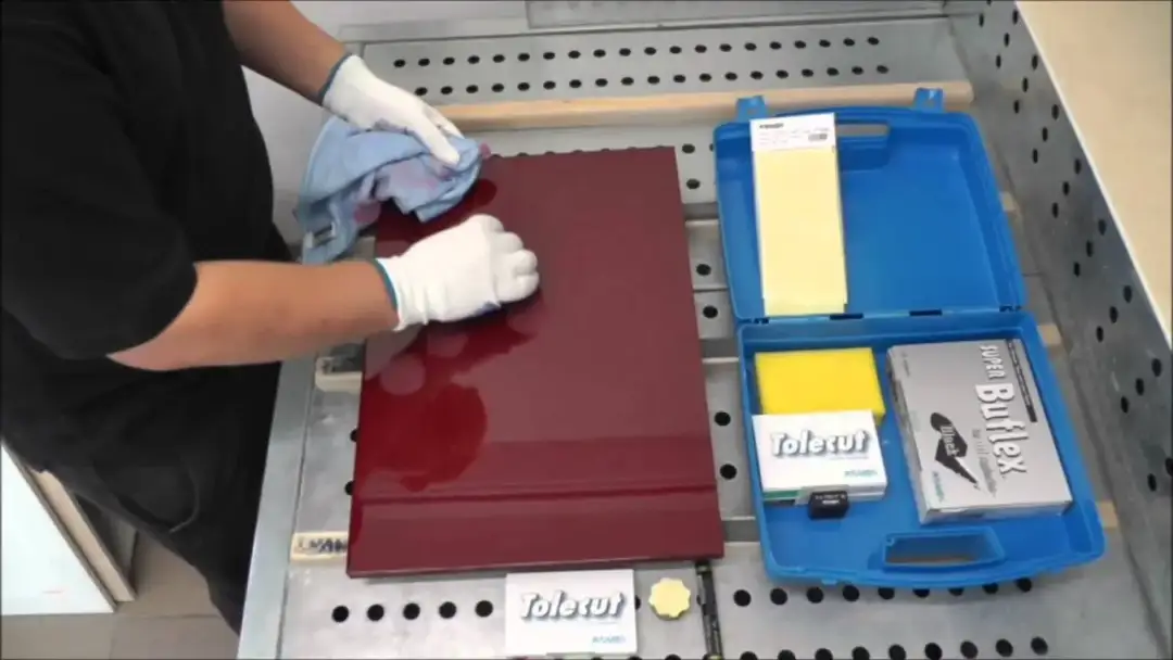 Jak naprawić odprysk na meblach lakierowanych i przywrócić ich blask