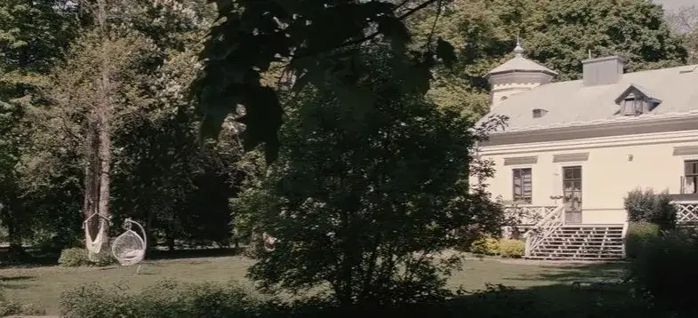 Zabytkowy dworek w Jajkowicach: historia, renowacja i życie gwiazd