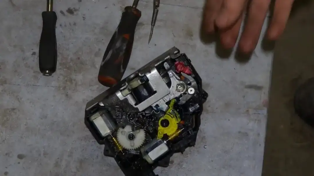 Jak naprawić centralny zamek Opel Meriva i uniknąć kosztownych napraw