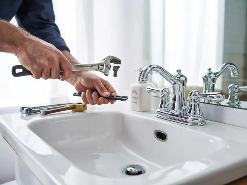 Montaż kranu w umywalce krok po kroku: uniknij typowych błędów