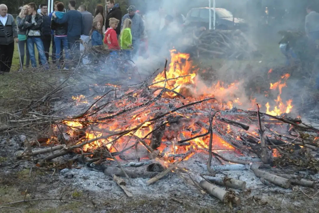Czy można rozpalić ognisko nad jeziorem? Sprawdź przepisy i zasady