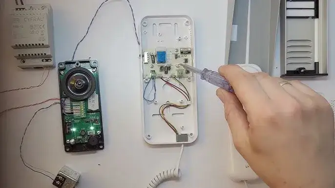 Jak podłączyć domofon 5-żyłowy: 8 kroków do bezpiecznej instalacji