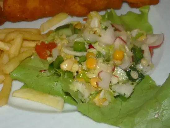 Jaką surówkę do frytek wybrać, aby wzbogacić smak dania?