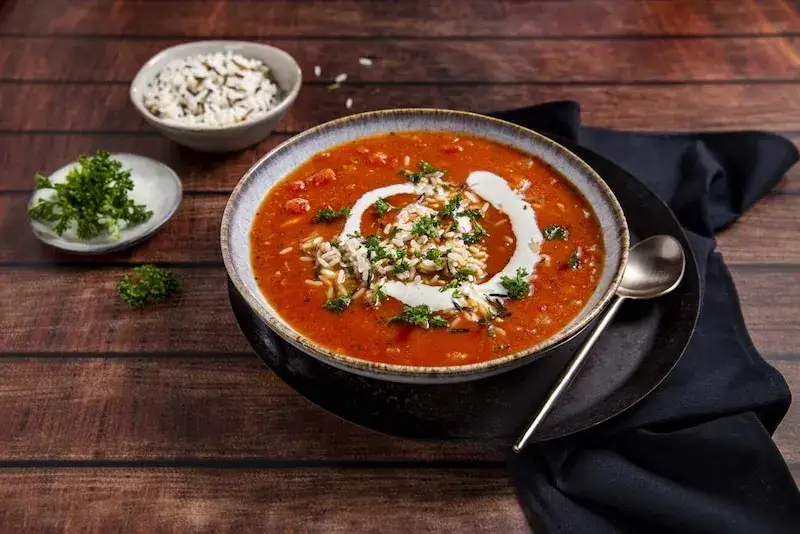 Jak ugotować zupę pomidorową z ryżem w prosty sposób i smacznie