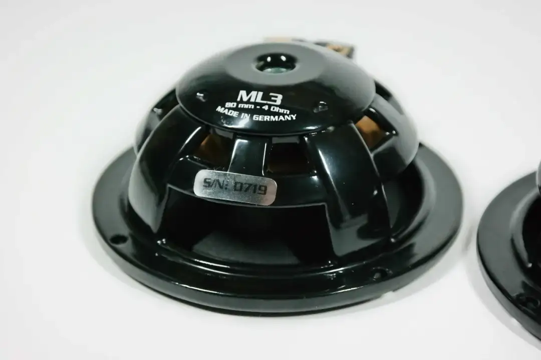 Głośnik średniotonowy 4 Ohm: Jak wybrać i nie spalić wzmacniacza?