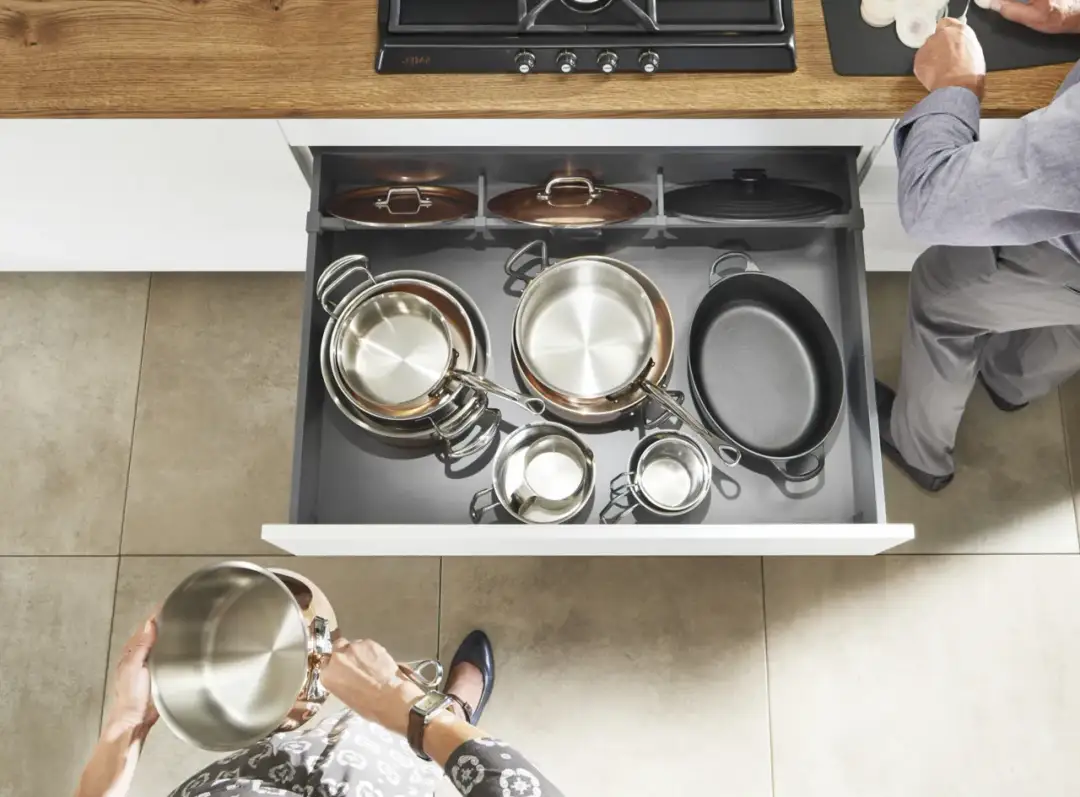 Jak układać pokrywki w szafce, aby zaoszczędzić miejsce i czas