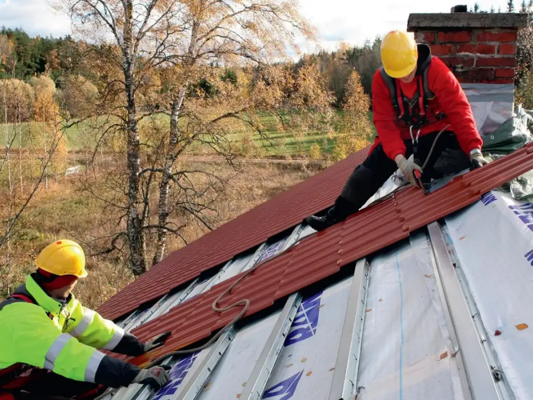 Dekarz: Zarobki, kariera i sekrety zawodu. Czy warto?