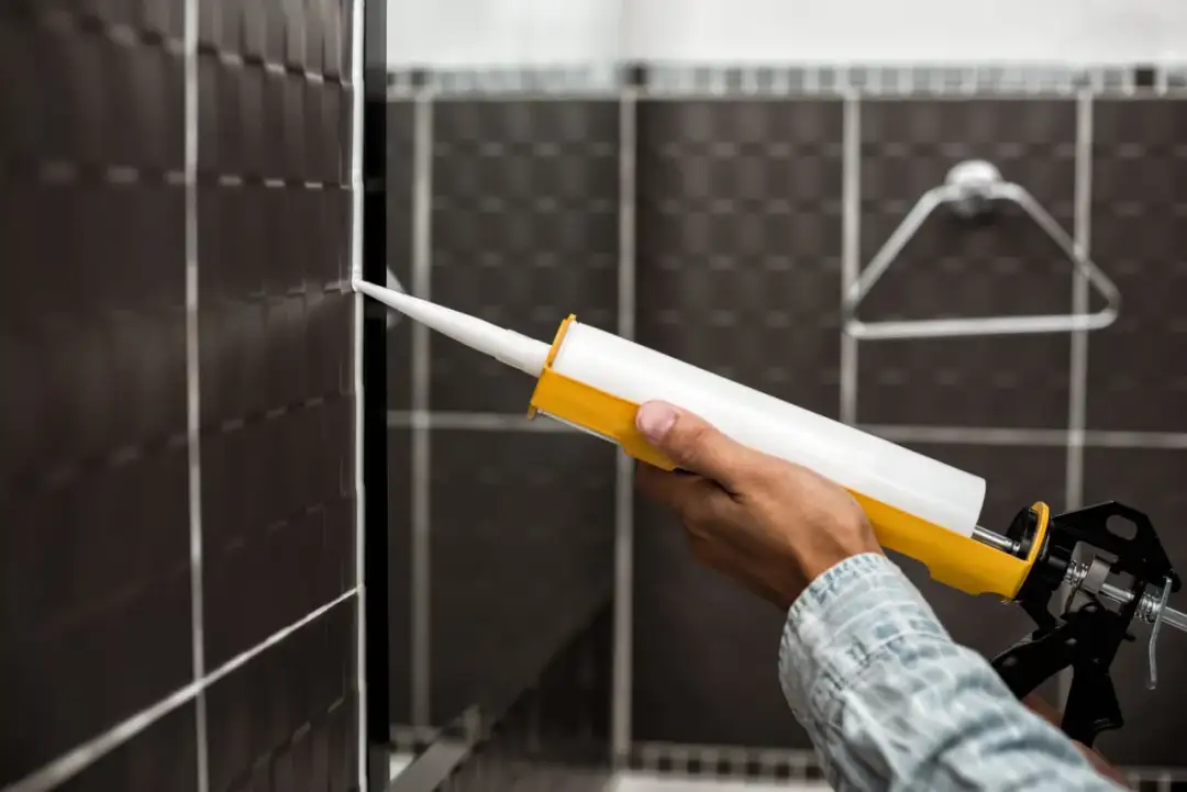 Akryl czy silikon do łazienki: kluczowe różnice i zastosowania