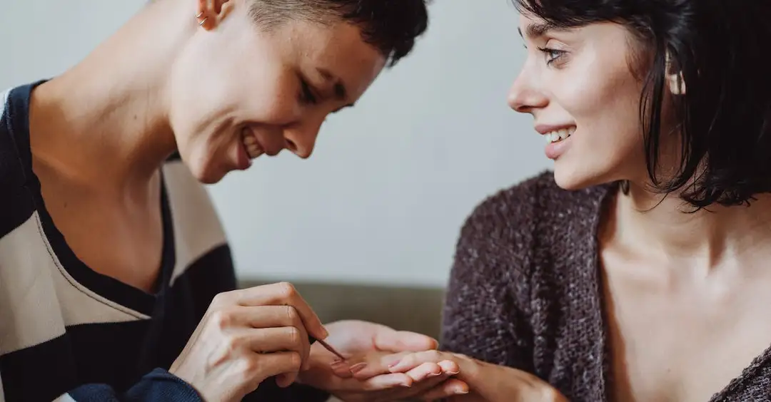 Jak pielęgnować skórki przy paznokciach żelowych?