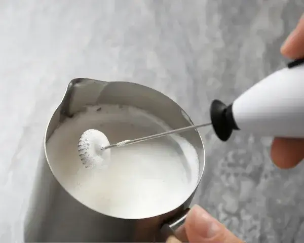 Jak spienić mleko roślinne: proste techniki na idealną piankę