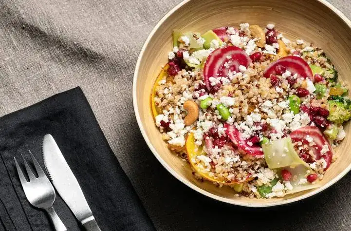 Najlepsze sosy do sałatki z fetą, które zachwycą Twoje kubki smakowe