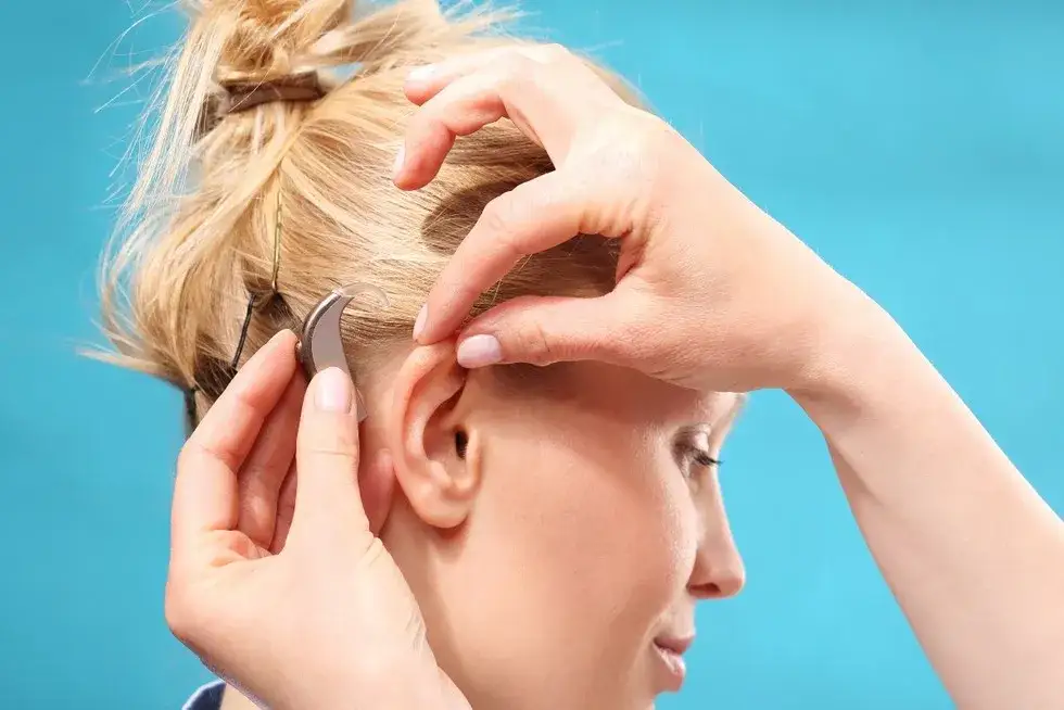 Ile kosztuje aparat słuchowy? Poznaj ceny i możliwości dofinansowania