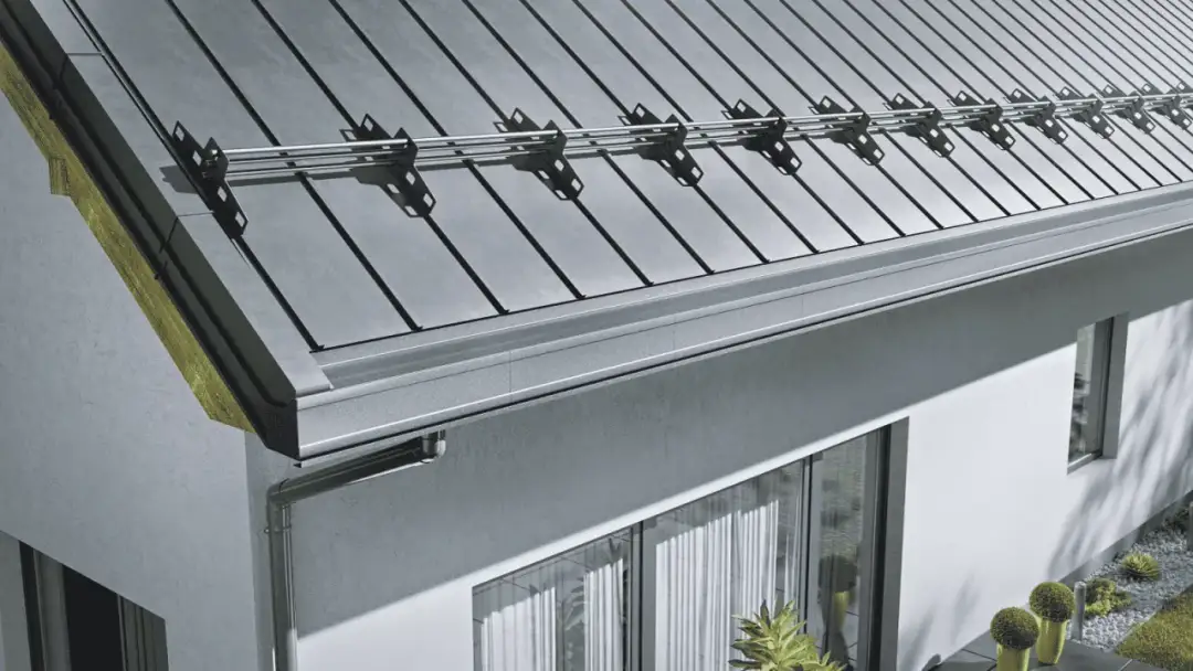 Rynny ukryte w dachu płaskim: montaż i zalety nowoczesnych systemów