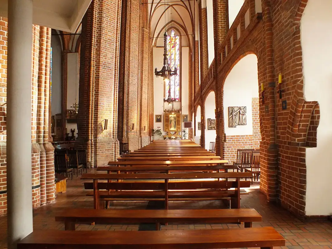 Dlaczego kolumny w katedrze kołobrzeg są krzywe? Historia i tajemnice