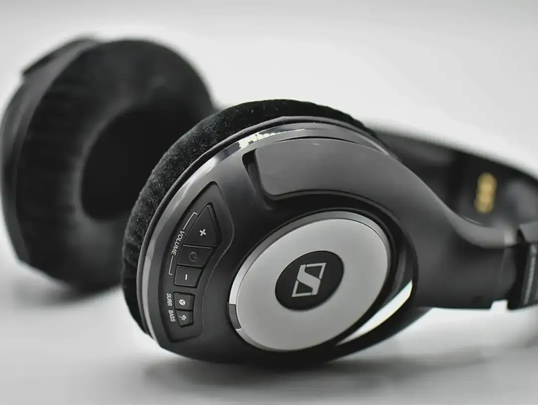 Sennheiser – przegląd słuchawek dousznych i nausznych