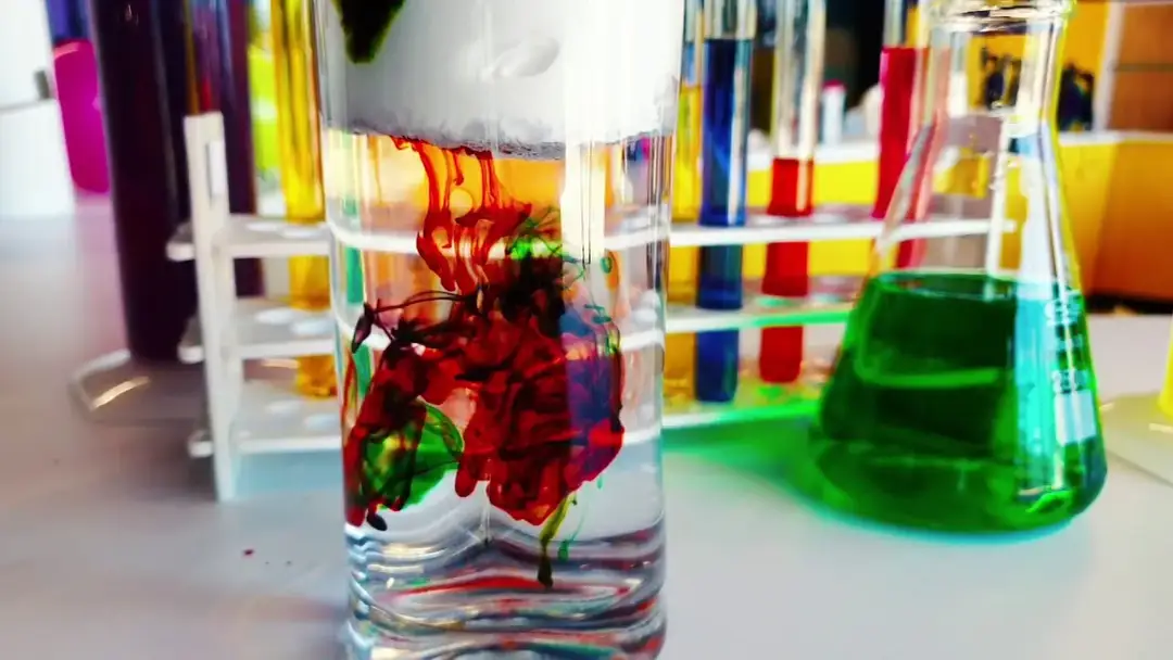 Kreatywne zabawy z pianką do golenia dla dzieci: pomysły i instrukcje