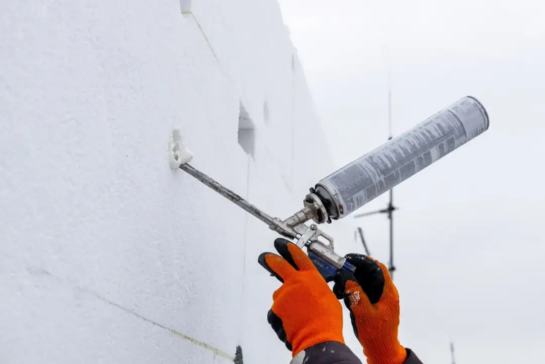 Montaż ciężkich rzeczy na styropianie? Tylko kotwa chemiczna!