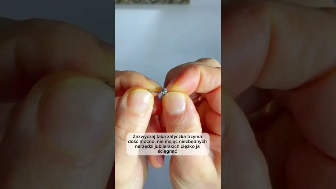 Jak zdjąć zapięcie od kolczyka bez ryzyka uszkodzenia?