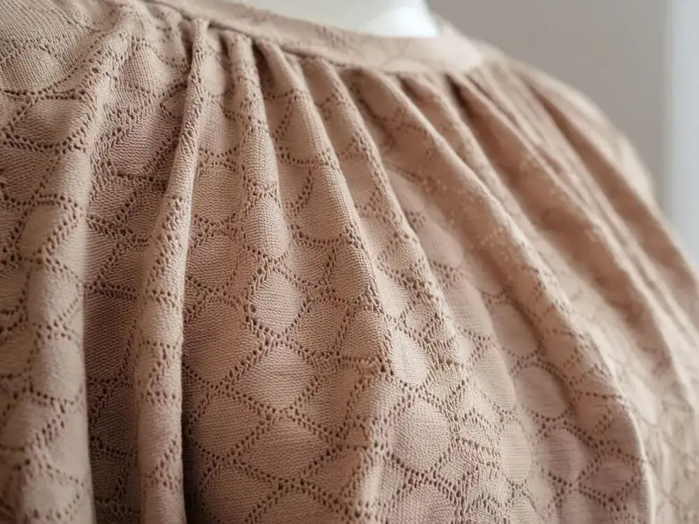 Trykotowa bluzka: Poznaj sekret komfortu i stylu. Przewodnik!